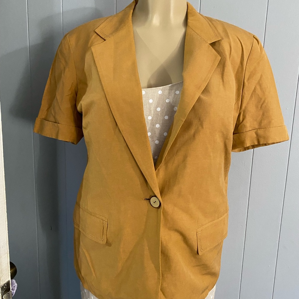 Liz Claiborne Short-Sleeve Tailored Blazer in Mustard